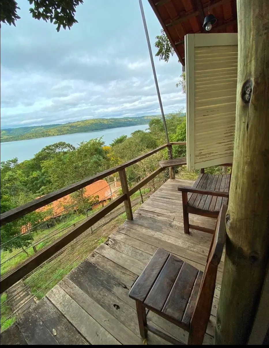 Varanda de madeira com vista para o lago no Rancho Divino Espírito Santo, em Corumbá IV, Alexânia (GO).