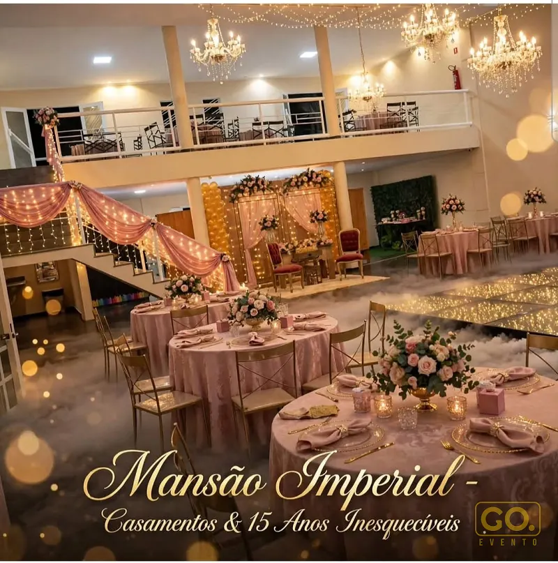 Salão de festas decorado para casamento, com mesas redondas em tons rosê, lustres de cristal e pista de dança iluminada ao fundo.