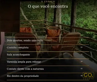 Varanda de madeira com poltronas de vime voltada para a mata, em composição gráfica com lista de diferenciais.
